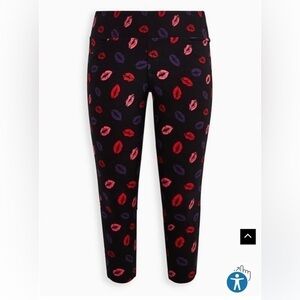 Torrid Pocket Pixie Skinny Studio Luxe Ponte High-Rise‎ Pant lips print size 00R